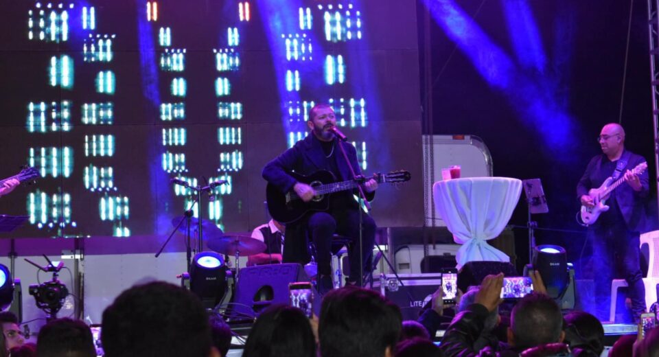 Notas de Plata Éxito Rotundo en la Presentación de Edgar Oceransky en la 86 Feria Nacional