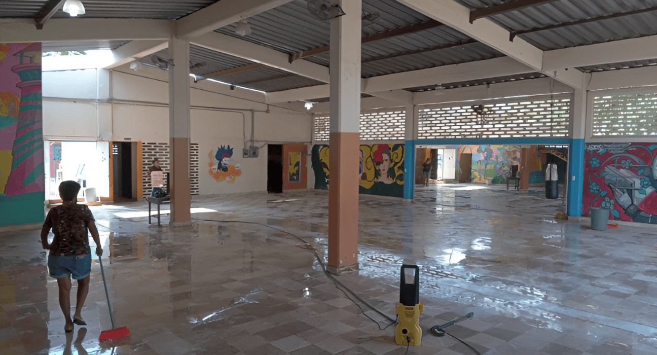 Renaciendo Juntos Labor de Limpeza y Renovación en el Centro Cultural Faro Zapata