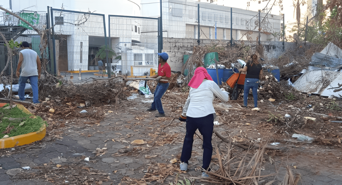 "Restauración Veloz: Acciones de Limpeza en el Auditorio 'Eloína López Cano' tras el Embate de Otis"