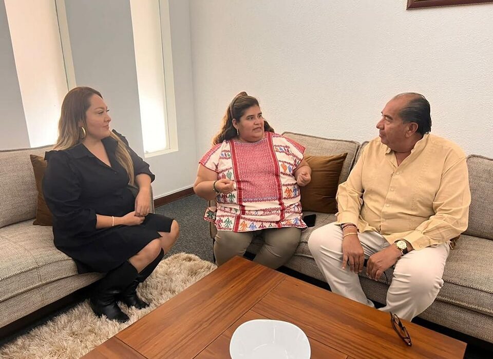 #Chilpancingo.- Esta mañana de lunes, con el apoyo de la Gobernadora Evelyn Salgado Pineda, junto a la Secretaria de Cultura, Aída Melina Martínez Rebolledo, se realizó la entrega de instrumentos musicales a la Banda de Música del Gobierno de Guerrero, que dirige el maestro Rodolfo Agustín Cruz Calletano. Con este apoyo, los 29 integrantes de la agrupación recibieron este día, de manos de la mandataria estatal la dotación de 18 instrumentos, con los que podrán ejecutar sus melodías a todos los rincones de Guerrero. Con agrado, la Gobernadora de Guerrero, atendió la petición de incrementar el número de músicos de la agrupación, esto con la finalidad de promover y difundir nuestra historia musical por medio de presentaciones de manera estatal y nacional. #TransformandoLaCultura