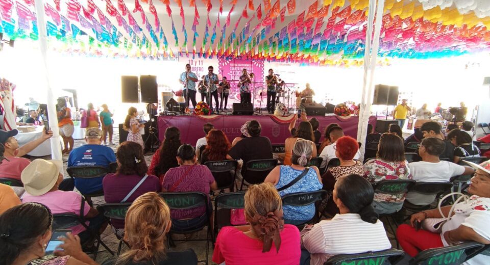 Delicias Gastronómicas y Melodías Tradicionales El Encanto del Festival en Acapulco