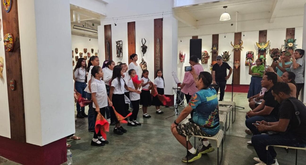 Concierto del Coro Comunitario Canto del Mar en el Museo de La Máscara por el Día del Padre