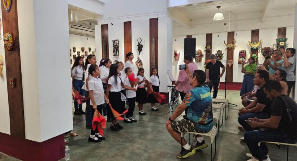 Concierto del Coro Comunitario Canto del Mar en el Museo de La Máscara por el Día del Padre