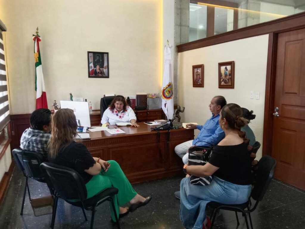 Coordinación Cultural en Chilpancingo Revisando la Agenda del Auditorio Sentimientos de la Nación