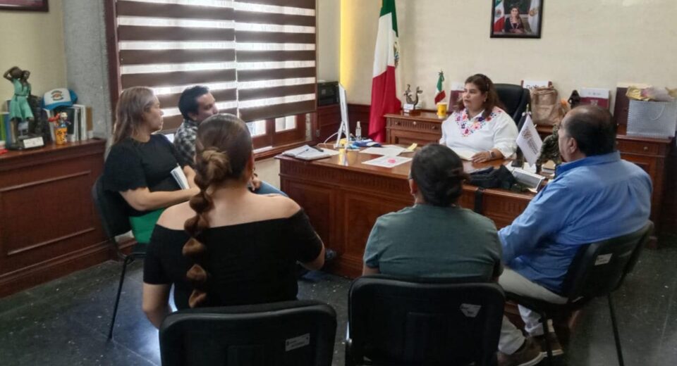 Coordinación Cultural en Chilpancingo Revisando la Agenda del Auditorio Sentimientos de la Nación